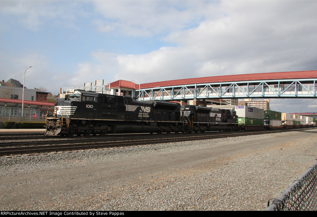 NS 1010 takes a train west
